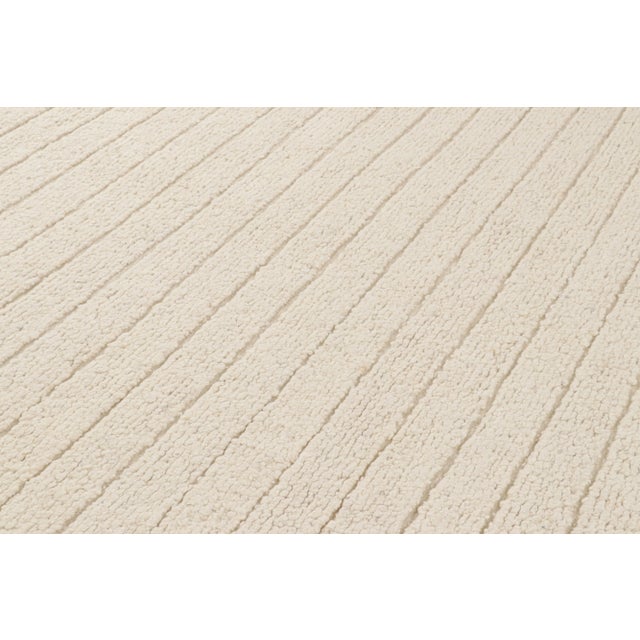 Handwoven in wool, this 8x10 Kilim represents an exciting new boucle-like texture, from an inventive new contemporary flat...