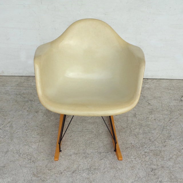 1970s Eames for Herman Miller Fiberglass Parchment Shell RAR Rocker For Sale - Image 5 of 10