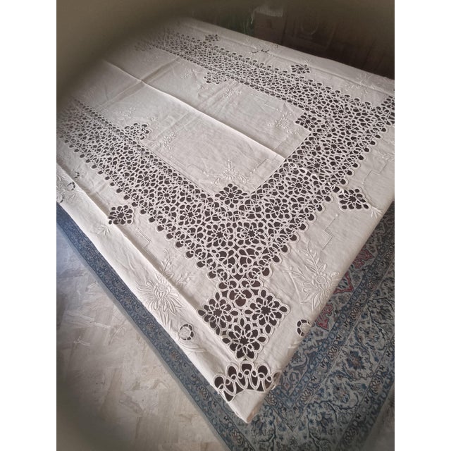 Hand-Tapped Linen Tablecloth with 12 Napkins, 1950s, Set of 13 For Sale - Image 3 of 6