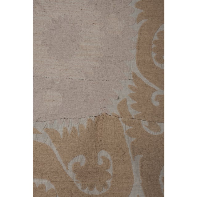 Neutral Suzani Wall Hanging 8'7'' X 11'10'' - Bedspread For Sale - Image 9 of 10