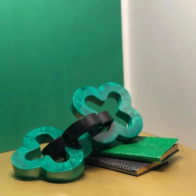 A decorative chain link in quatrefoil shapes rendered in malachite-effect and ebony resin. This is handmade and in new,...