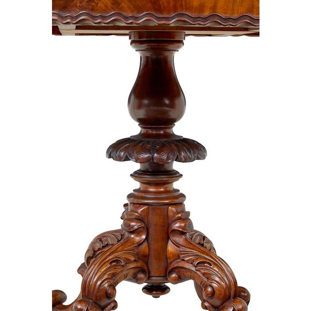 19th Century Carved Flame Mahogany Oval Center Table, 1890s, in Good conditions. Designed 1890 to 1919