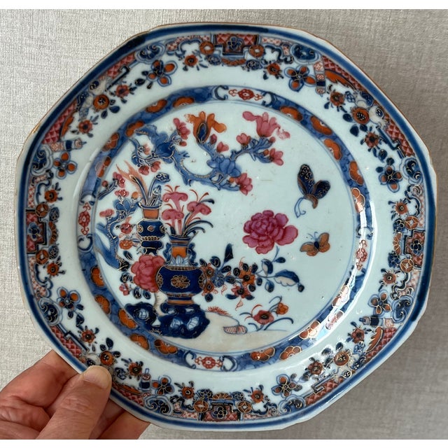 Chinoiserie Antique 18th Century Chinese Export Porcelain Octagonal Plate Decorated With Vases, Peonies and Butterflies For Sale - Image 3 of 11