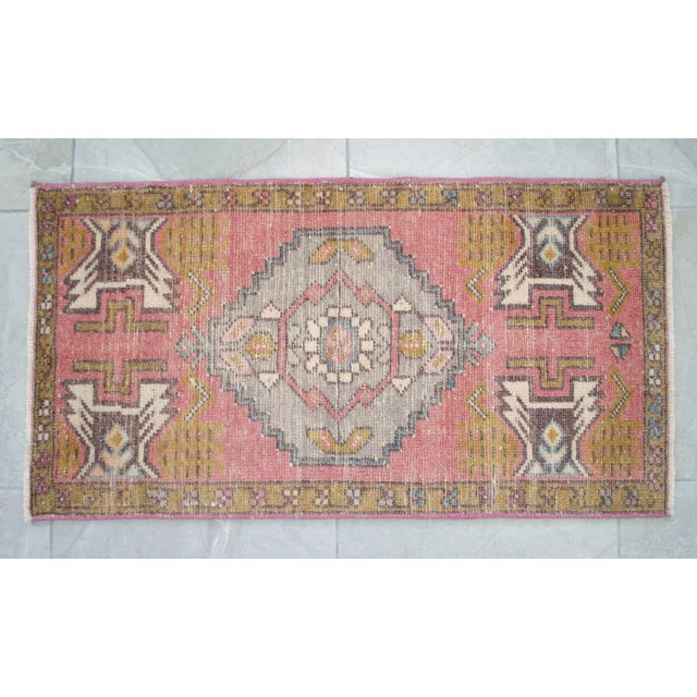 1970s 1970s Pink and Gray Hand-Knotted Wool Turkish Rug Doormat - 1'7" X 2'12" For Sale - Image 5 of 7