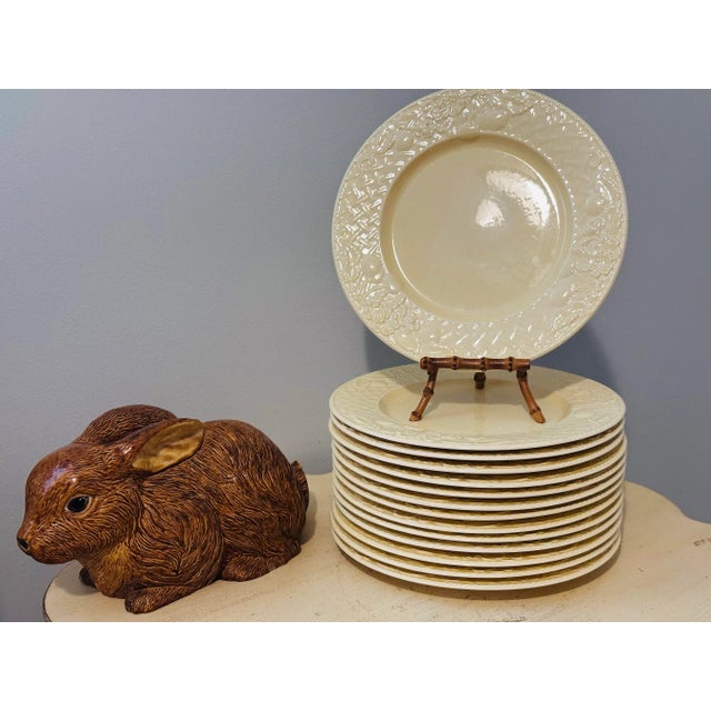 A fantastic set of 14 dinner plate by Villeroy & Boch, they look perfect/not used. A light creamy yellow, embossed fruits...