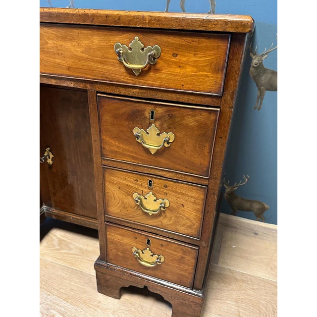 Antique Kneehole Desk in Mahogany For Sale - Image 3 of 11