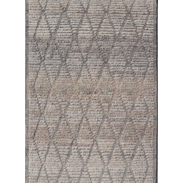 Gray Modern Hand-Knotted Moroccan Rug With Diamond Design in Gray and Neutral Tones 2'9 X 9'5 For Sale - Image 8 of 11