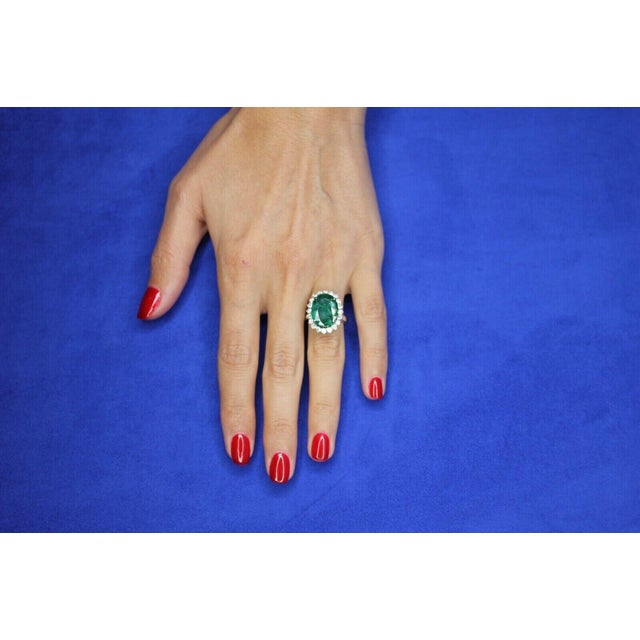 Green Oval Shape Brilliant Cut Vivid Green Emerald Diamond Sun Ray Halo Set Ring, Size 7 For Sale - Image 8 of 10