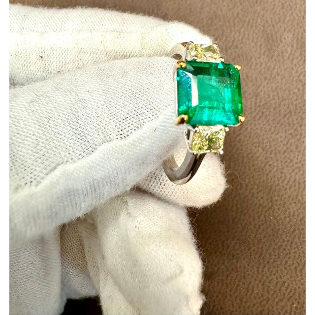 2020s 3 Ct Emerald Cut Colombian Emerald & 0.8 Ct Yellow Diamond Ring 18Kt White Gold For Sale - Image 5 of 8