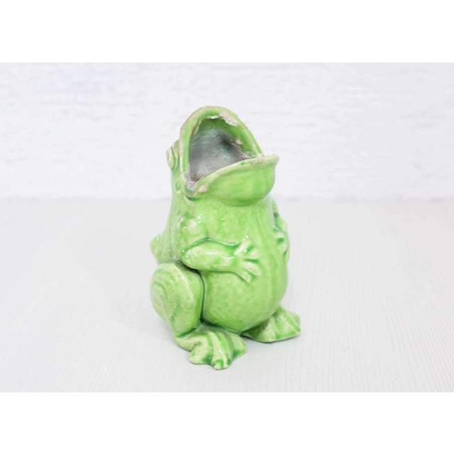 Vase ''frog'' in Sarreguemines slip. This is an original and unusual piece. We often find animals in barbotine in the form...