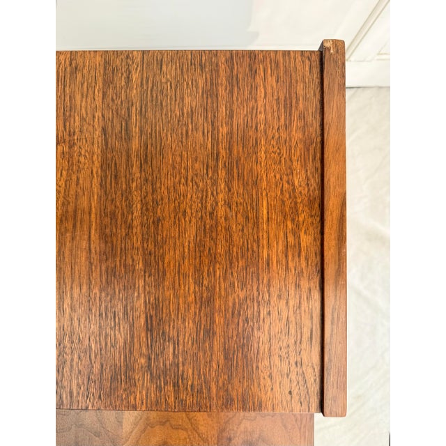 1960s Pair of MCM Stanley Furniture Walnut 2-Tier Stepped Nightstands Side Tables For Sale - Image 11 of 18