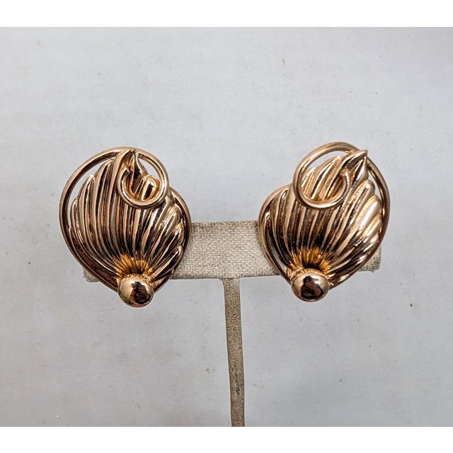 1950s Vintage 1950s Signed Napier Goldtone Ribbed Leaf With Curled Stem Clip Earrings-2 Pieces For Sale - Image 5 of 7