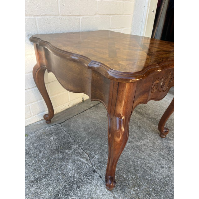Bernhardt French Provincial Side Table / End Table with Burlwood Inlay Scallop Top. Excellent Condition. Minimal household...
