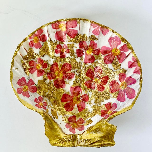 1970s 1970s Vintage Boho Chic Folk Art Coastal Découpage Clam Seashell Catchall Trinket Dish. For Sale - Image 5 of 11