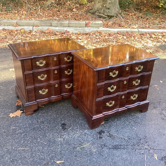 Chippendale 1980s Pair of Henredon Folio Fourteen Block Front Nightstands For Sale - Image 3 of 9