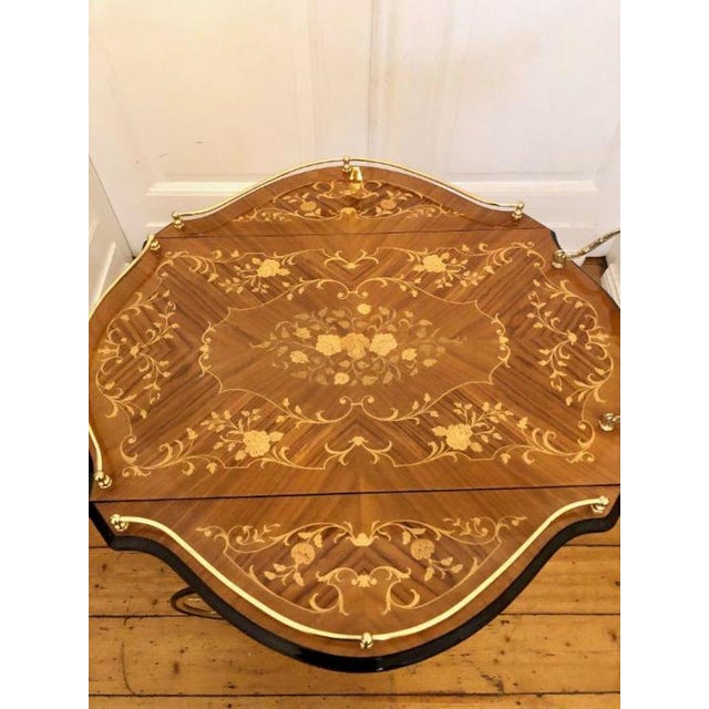 Vintage Colonial Sorrento Farfalla Drop Leaf Serving Trolley with Inlaid Brass Ornaments and Round Hinged Top, 1950s For Sale - Image 15 of 18