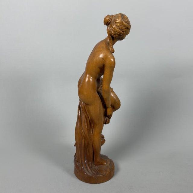 A fascinating work of Italian artistic craftsmanship, presumably dating back to the mid-20th century. It is a fully carved...