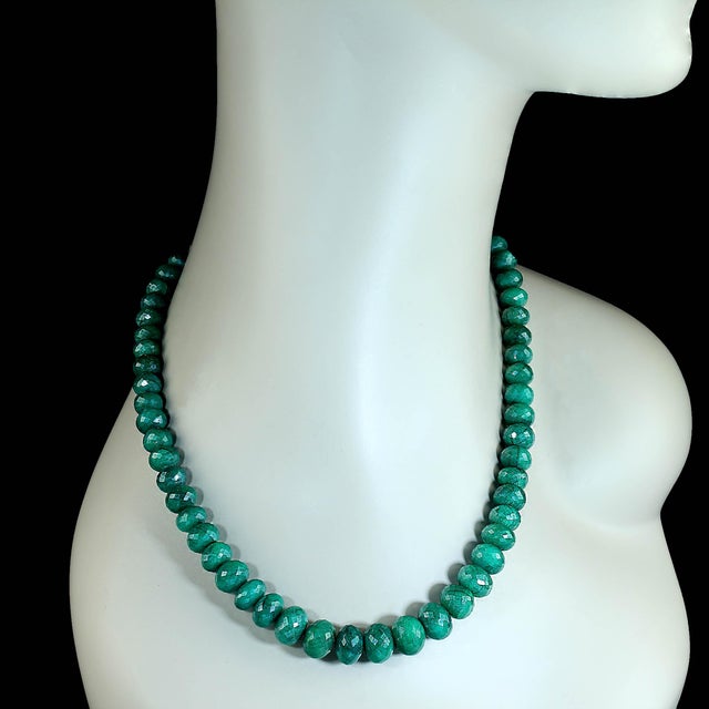 This **14‑inch expandable graduated emerald necklace** is a beautifully crafted piece designed to bring elegance and...