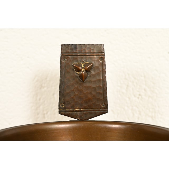 Roycroft Trefoil Antique Mission Arts & Crafts Hand-Hammered Copper Smoker's Stand With Ashtray, Circa 1910 For Sale - Image 9 of 14