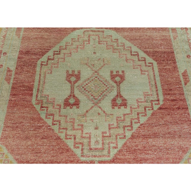 Turkish Vintage Rug 4'8" x 8'5" #20837 For Sale - Image 4 of 8