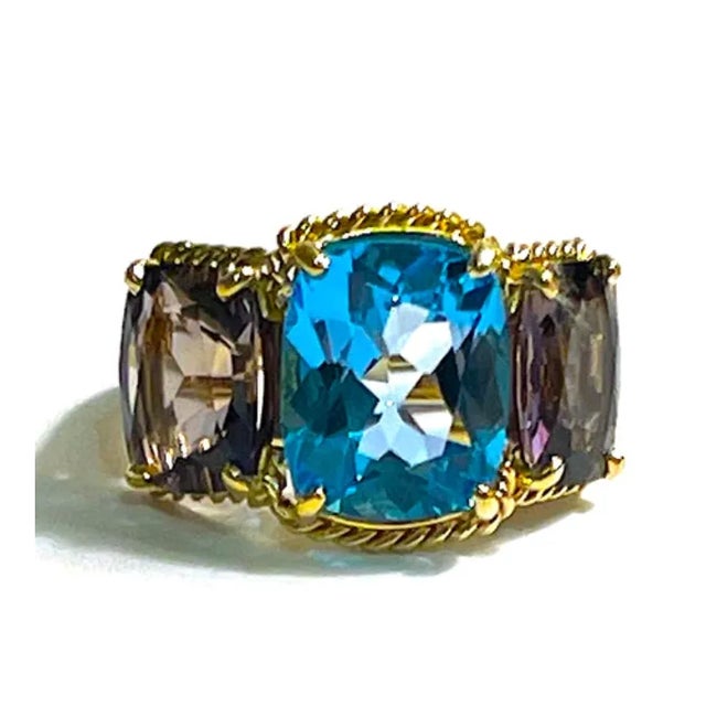 Christina Addison 18kt Yellow Gold Three Stone Ring With Pink Topaz and Blue Topaz and Rope Twist Border For Sale - Image 10 of 12