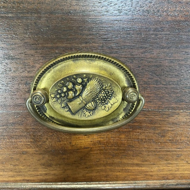 Wood 19th Century American Sheraton Mahogany Chest of Drawers For Sale - Image 7 of 13