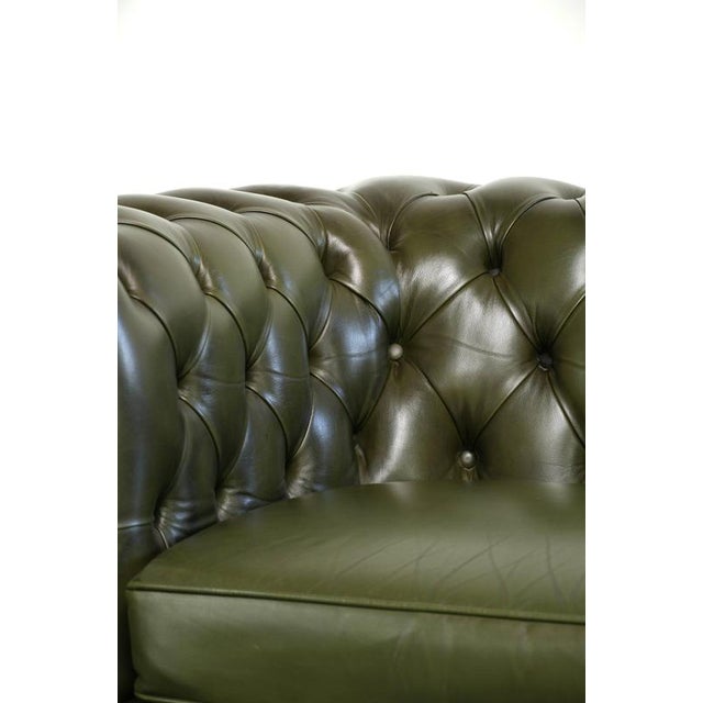 Chesterfield 2.5-seater Sofa in Green Cowhide Leather For Sale - Image 10 of 14