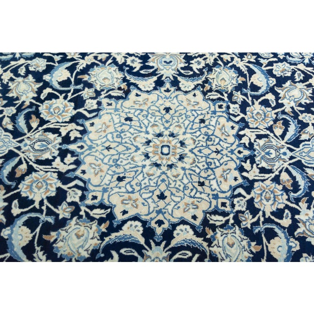 Hand-Knotted Oriental Rug in Wool For Sale - Image 6 of 12