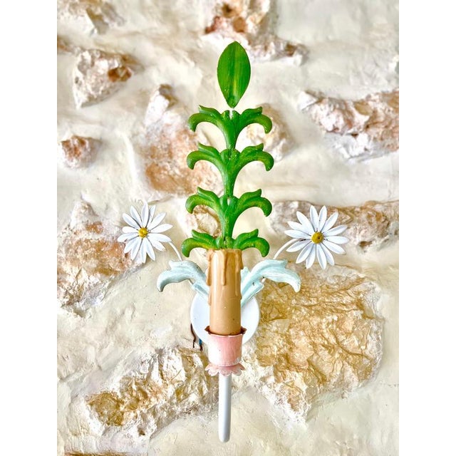 Hollywood Regency Floral Daisy Wall Light in Hand-Painted Tole Metal, Italy 1960s For Sale - Image 3 of 7