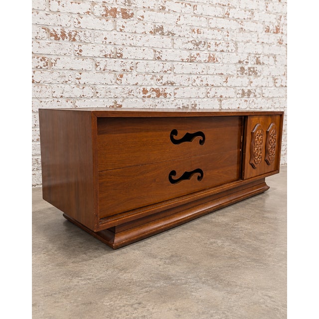 Young Manufacturing Young Manufacturing 1960's Vintage Mid Century Modern Brutalist Low Boy Dresser/Credenza, Attributed For Sale - Image 4 of 4