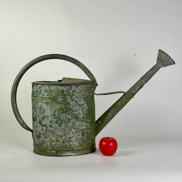 French Mid 20th Century Lovely Vintage European Metal Watering Can for Garden Decor, in Splendid Green For Sale - Image 3 of 9