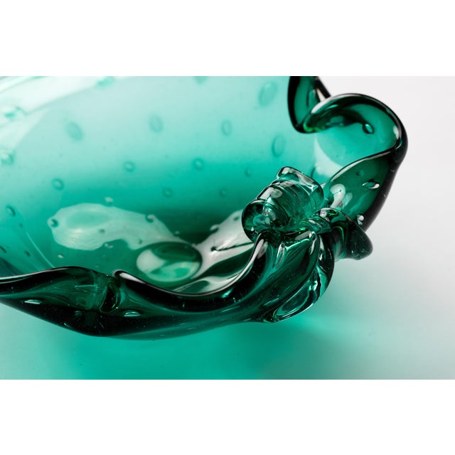 Hand blown emerald green Murano glass seashell bowl with inclused bubbles by Seguso, Italy, circa 1960s.