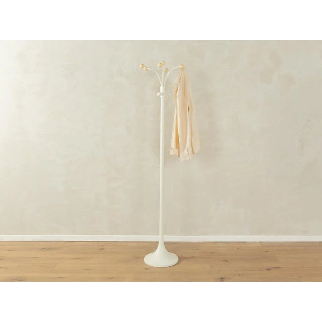 Postmodern coat rack from the 1980s. High-quality white lacquered metal frame with ten hooks. Made in Germany.