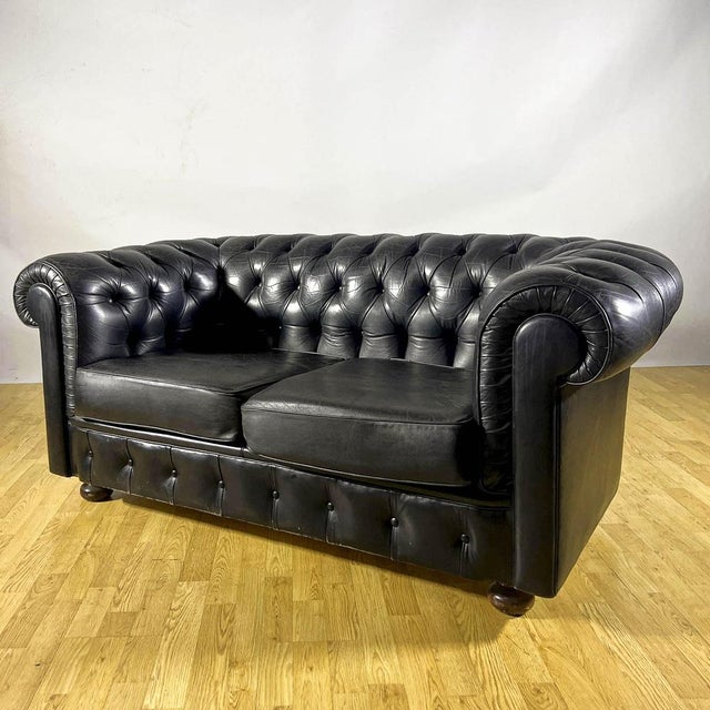 Chesterfield Club Sofa in Black Leather with Wooden Legs, 1960s For Sale - Image 6 of 9
