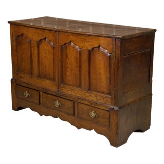 Small English Georgian Period 18th Century Oak Buffet with Carved Arching Motifs For Sale