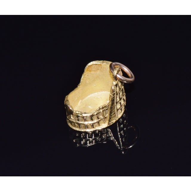 Classical Roman Italian 750 18k Solid Gold Roman Colosseum Charm Pendant For Sale - Image 3 of 8