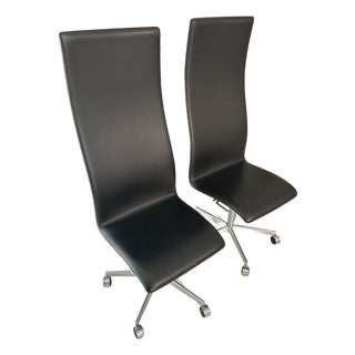 Mid 20th Century Set of Two Fritz Hansen Oxford™ Chairs – Designed by Arne Jacobsen For Sale