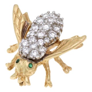 Vintage 1.00ct Diamond Emerald 14k Two Tone Gold Bee Pin For Sale