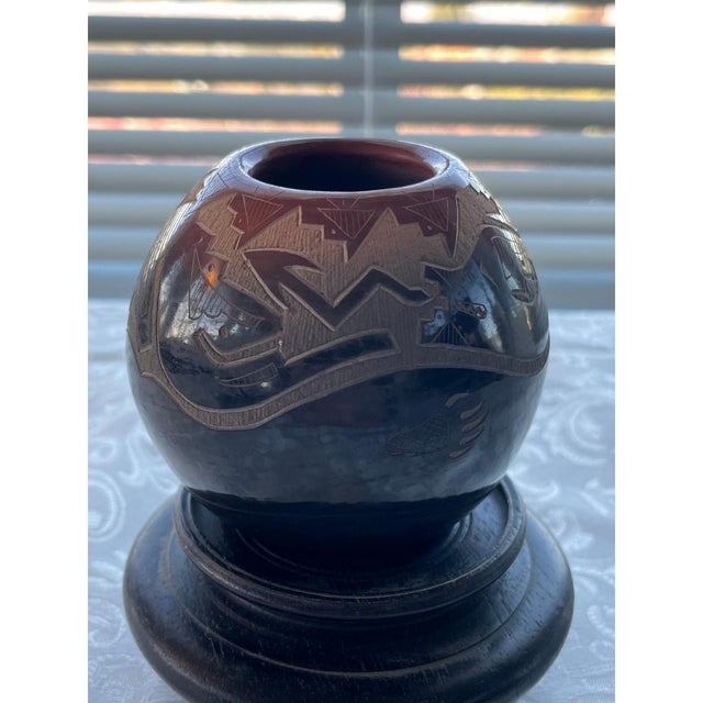 Ceramic Late 20th Century Santa Clara Pueblo Pottery Vase - Sammy & Adrianna Naranjo Sgraffito Bear Paw 4" For Sale - Image 7 of 8