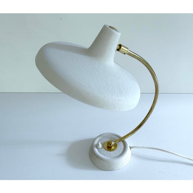 Mid Century 1950s lamp, white metal base and shade, brass stem mounted on a podium base, mushrooom shade Dimentions: 23 cm...