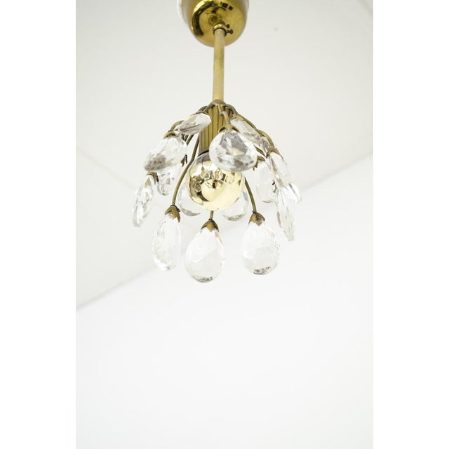 Chic small brass pendant light with crystal. In a good vintage condition. Measurements H 30, Ø 12,5 cm. Up to 250V...