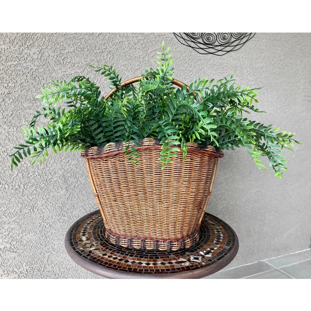 Excellent Pre-Owned Condition. Note: Faux greens are not included. Take a look at this fabulously-sized rustic, yet...