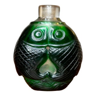 Late 19th Century Double Fish Chinese Green Peking Glass Snuff Carved Bottle For Sale