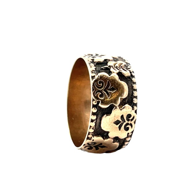 Vintage Floral Engraved Band Solid Yellow Gold Ring, Size 6 For Sale - Image 4 of 6
