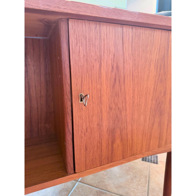 Authentic Svend Åge Madsen "Model 20" Floating-Top Teak Executive Desk for h.p. Hansen For Sale - Image 9 of 12
