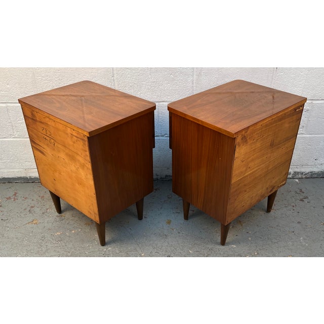 Mid-Century Modern Walnut & Brass Nightstands Attributed to Young Manufacturing For Sale - Image 9 of 18