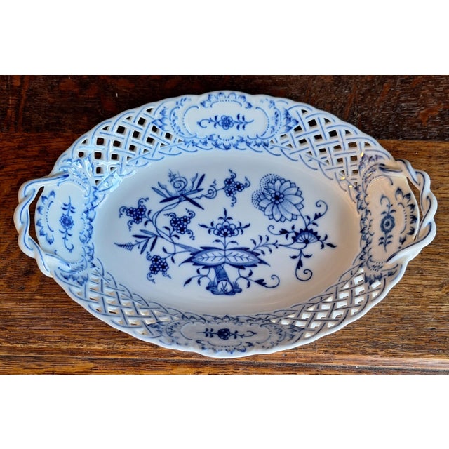 Vintage Pastry Dish with Onion Pattern from Meissen, 1970s For Sale - Image 3 of 5