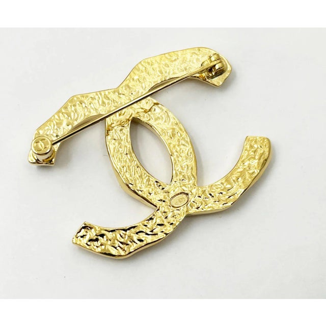 Contemporary Chanel Gold Bended CC Brooch For Sale - Image 3 of 4