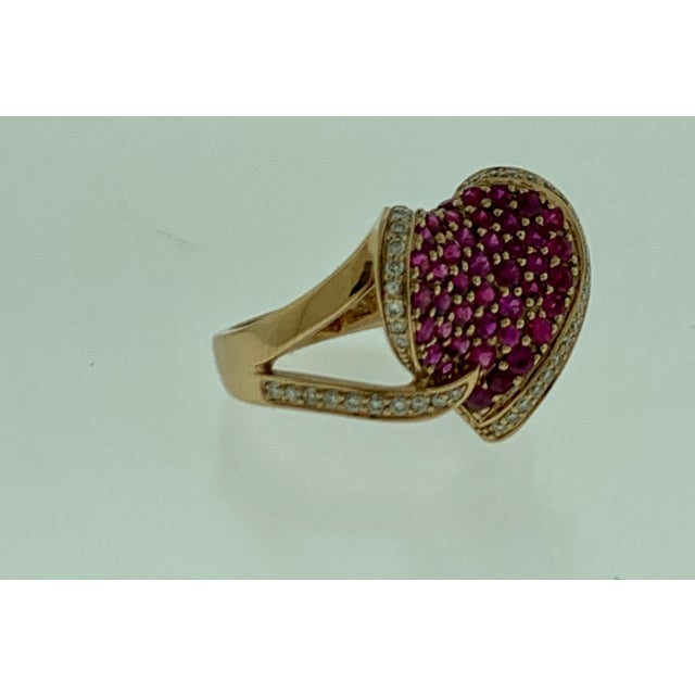 2020s 2 Carat Ruby and 0.75 Carat Diamond 18 Karat Rose Gold Heart Shape Ring For Sale - Image 5 of 8
