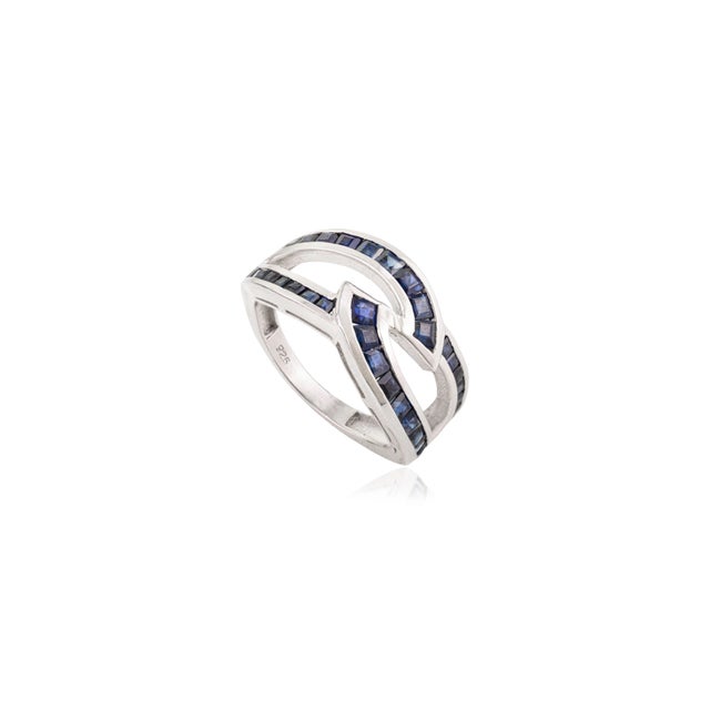 Contemporary Modernist Square-Cut Blue Sapphire Interloped Band Ring Crafted in Sterling Silver - Size 7 For Sale - Image 3 of 11
